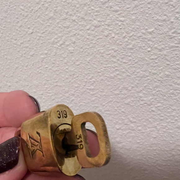 Louis Vuitton Lock and Key 319 - Picture 2 of 3